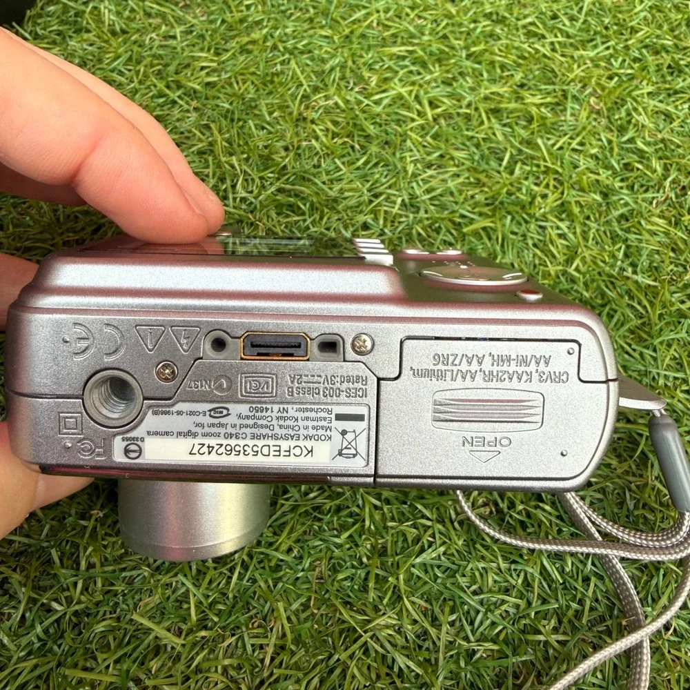 Kodak EasyShare‎ C340 Digital Point And Shoot Camera 5.0 MP Bag Charger Battery